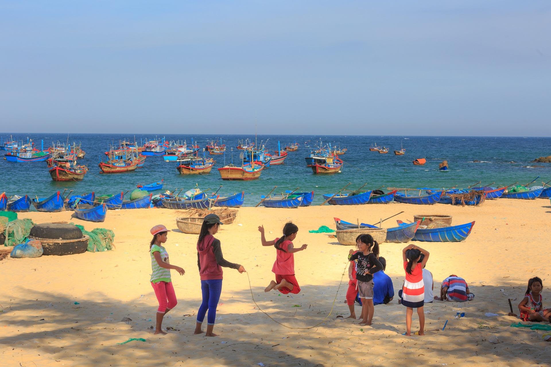砂浜で遊ぶ子供たち